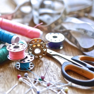 Sewing kit with thread bobbins, pins and scissors
