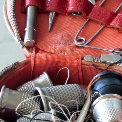 Sewing case with thimbles and pins